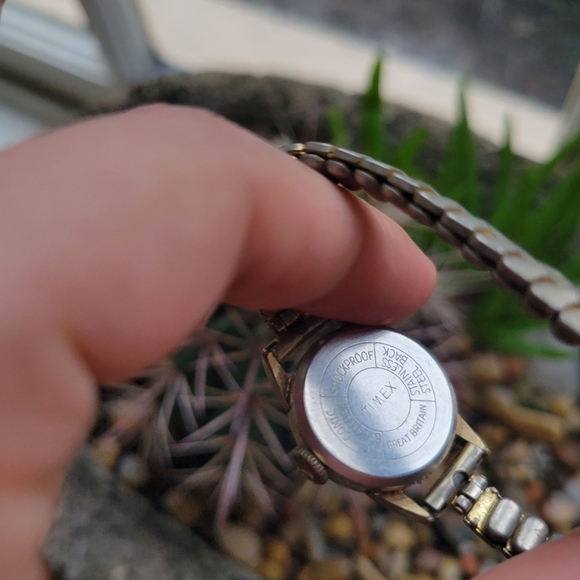 Vintage Timex Silver & Gold Classic Stretch Watch - Picture 8 of 8